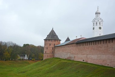 Novgorod Kremlin sonbahar sezonunda. Veliky Novgorod, Rusya 'da 1000 yıldan eski tarihi bir şehir.