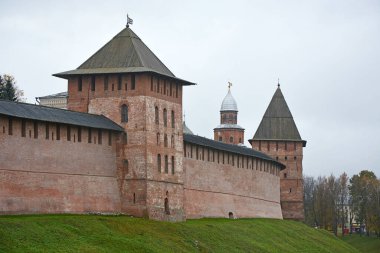 Novgorod Kremlin sonbahar sezonunda. Veliky Novgorod, Rusya 'da 1000 yıldan eski tarihi bir şehir.
