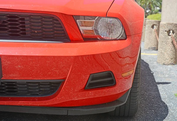 背景としての赤い車のフロントの一部 近いショット アメリカモデル — ストック写真