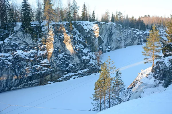 俄罗斯卡累利阿共和国著名的大理石采石场 俄罗斯 在阳光明媚 寒冷而寒冷的冬季采石场 — 图库照片