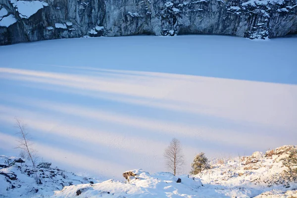 ロシアのカレリア共和国の有名な大理石の採石場 冬の日にロシアの採石場 — ストック写真