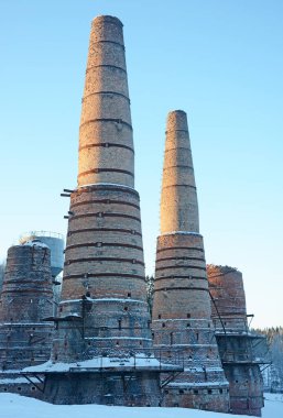 Ruskeala, Karelia, Rusya 'da terk edilmiş bir mermer ve kireç fabrikasının kalıntıları. Kış mevsiminde uzun tuğlalı bacalar