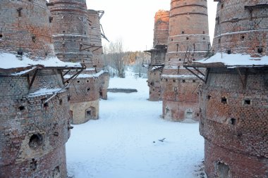Ruskeala, Karelia, Rusya 'da terk edilmiş bir mermer ve kireç fabrikasının kalıntıları. Kış mevsiminde uzun tuğlalı bacalar