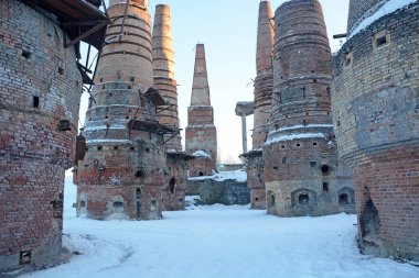 Ruskeala, Karelia, Rusya 'da terk edilmiş bir mermer ve kireç fabrikasının kalıntıları. Kış mevsiminde uzun tuğlalı bacalar