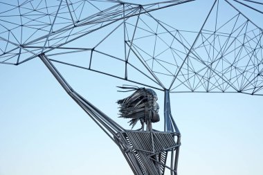 PETROZAVODSK, KARELIA REPUBLIC, RUSSIA, JANUARY 06 2017: Başkent Karelia 'nın bir simgesi olan Onega Gölü' nün seti üzerindeki devlet dostluğunu sembolize eden iki balıkçının anıtı, Amerikalı ve Rus.