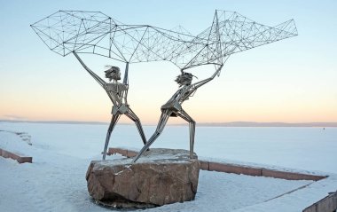 PETROZAVODSK, KARELIA REPUBLIC, RUSSIA, JANUARY 06 2017: Başkent Karelia 'nın bir simgesi olan Onega Gölü' nün seti üzerindeki devlet dostluğunu sembolize eden iki balıkçının anıtı, Amerikalı ve Rus.