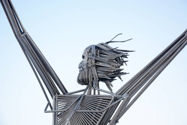 PETROZAVODSK, KARELIA REPUBLIC, RUSSIA, JANUARY 06 2017: Başkent Karelia 'nın bir simgesi olan Onega Gölü' nün seti üzerindeki devlet dostluğunu sembolize eden iki balıkçının anıtı, Amerikalı ve Rus.