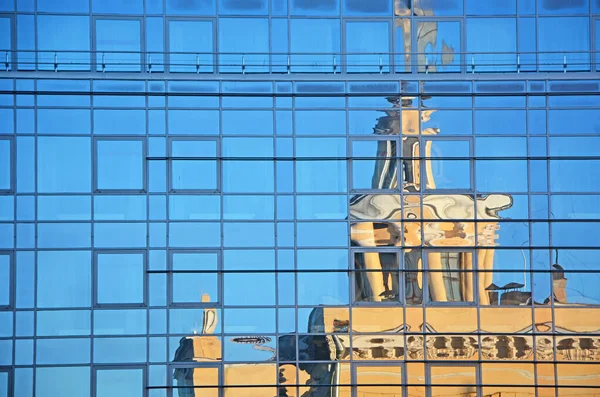 火车站反映在宾馆的玻璃墙里 卡累利阿共和国 彼得罗沃茨克 俄罗斯 — 图库照片