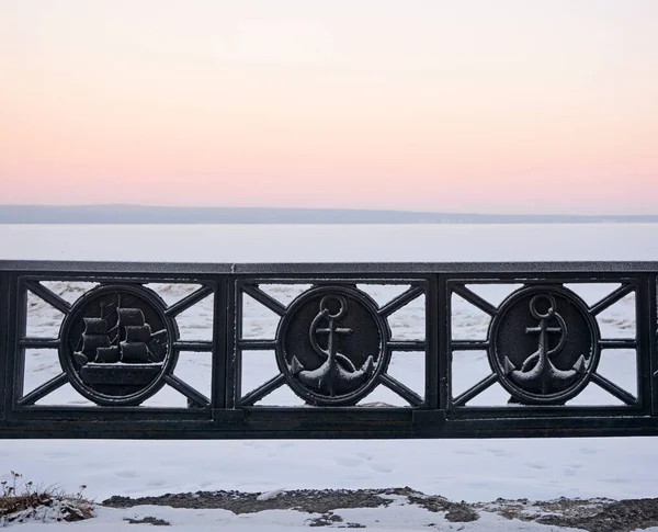 ペトロザヴォドスク堤防の金属製フェンス ロシア カレリア共和国 — ストック写真