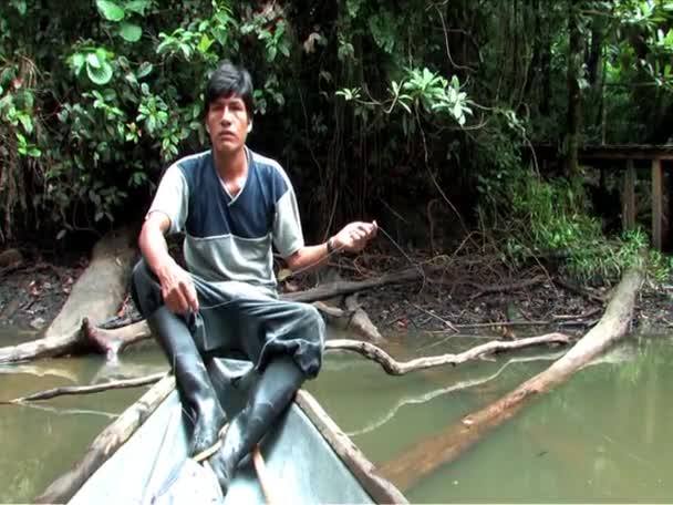 Homem indígena pesca na Amazônia — Vídeo de Stock