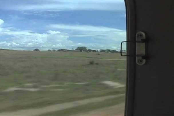 Despegando en avión arbusto en África — Vídeo de stock