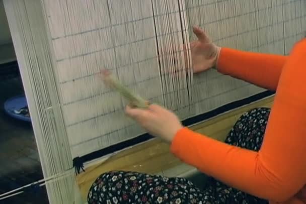 Weaving silk carpet with double knots — Stock Video