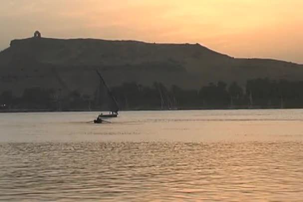 Одинокий фелукка, спокойно плывущий по спокойной воде Нила — стоковое видео