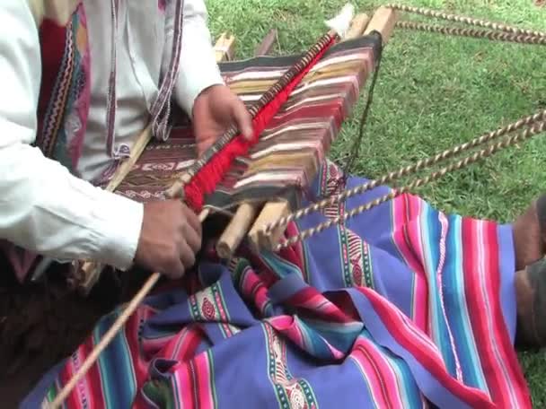 Hombre tejiendo una alfombra en Perú — Vídeos de Stock