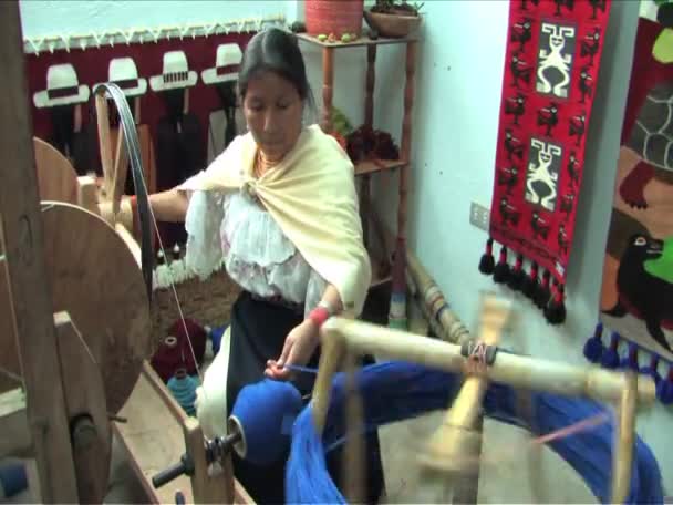 Ecuadorian Woman spooling wool yarn — Stock Video