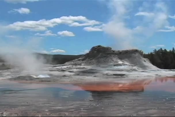 Slottet geyser i yellowstone national park — Stockvideo