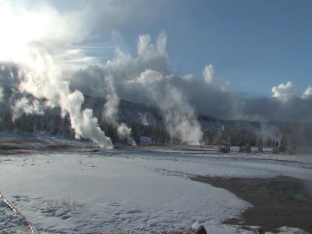 Ατμού που ρέει πέρα από το εθνικό πάρκο yellowstone — Αρχείο Βίντεο