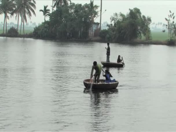 Kerek hajók használnak halászatra Alleppey holtágak India — Stock videók