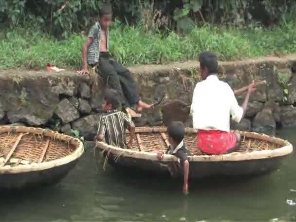 Barcos redondos utilizados para pescar en aguas de Alleppey India — Vídeo de stock