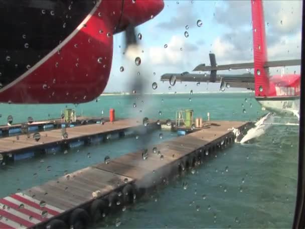 Seaplane decolando para Ilhas Maldivas — Vídeo de Stock