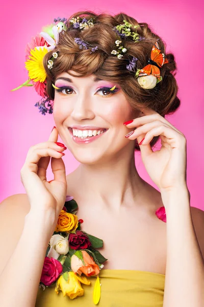 Jeune femme avec un maquillage lumineux — Photo