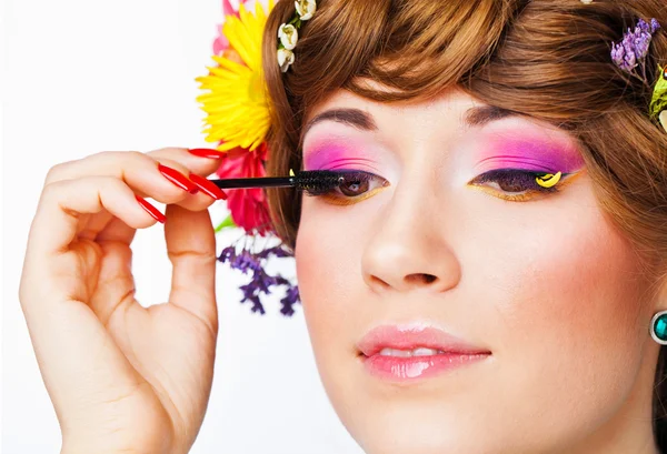 Junge Frau mit hellem Make-up — Stockfoto
