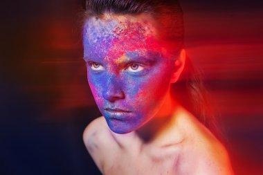 parlak bir makyaj. moda sanat kadın portresi