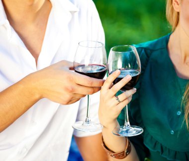 bir bardak kırmızı şarap bahçede holding Çift