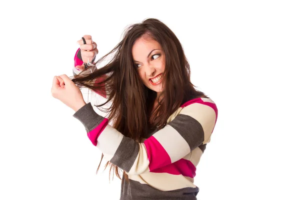 Mujer mantenga el cabello dañado y cortarlos con tijeras —  Fotos de Stock