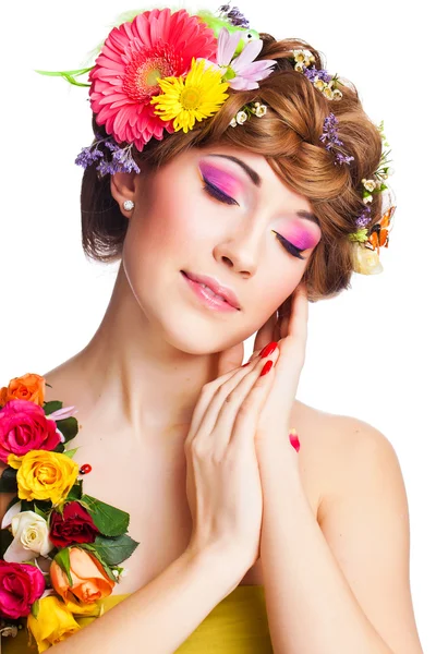 Jonge vrouw met heldere glamour make-up en bloemen — Stockfoto