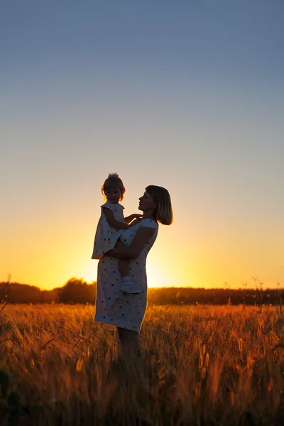 Moeder met haar kind op zonsondergang — Stockfoto