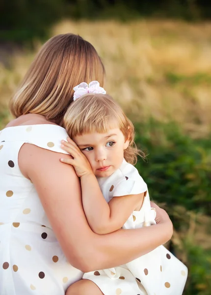 Anne çocuğunu açık ile — Stok fotoğraf