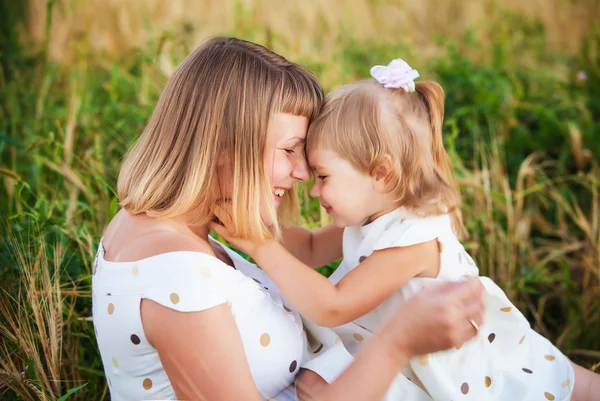 Moeder met haar kind buiten — Stockfoto