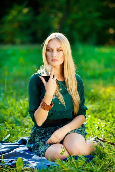 Mädchen auf dem Gras mit einem Glas Wein — Stockfoto