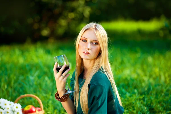 Mädchen auf dem Gras mit einem Glas Wein — Stockfoto