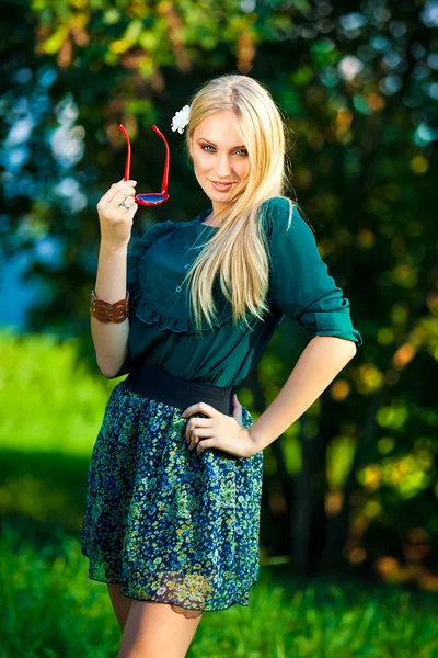 Fille sur l'herbe dans des lunettes avoir du plaisir en plein air — Photo