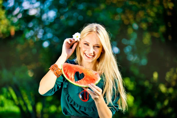 Attraktiv blond kvinna med vattenmelon utomhus — Stockfoto