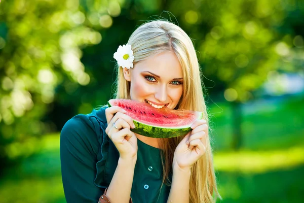 Attraente donna bionda con anguria all'aperto — Foto Stock