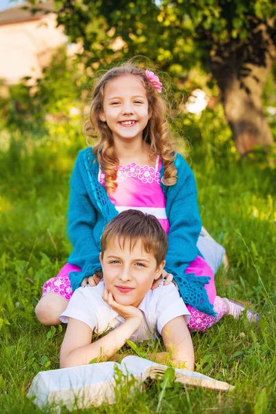 Deux enfants heureux s'amusent dans le parc — Photo