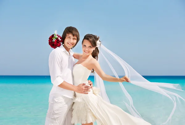 Noiva feliz e noivo na praia Imagens Royalty-Free