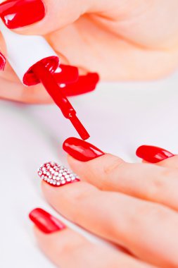 Lehçe üzerine kırmızı tırnaklar parmak boyama
