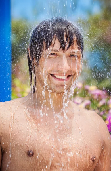 Man in the outdoor shower — Stock Photo, Image