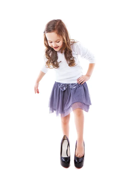 Menina nos sapatos de sua mãe — Fotografia de Stock