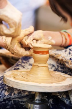 çanak çömlek çarkı toprak kap üzerinde Potter yapar