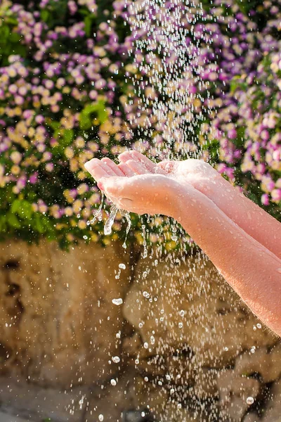 Menschliche Hände mit Wasser im Freien — Stockfoto