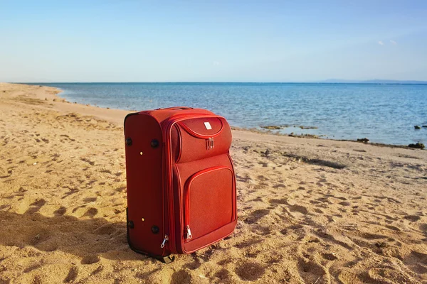 Valise sur une plage déserte — Photo