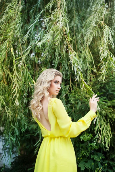 Mooie jonge blonde vrouw in een jurk buiten — Stockfoto
