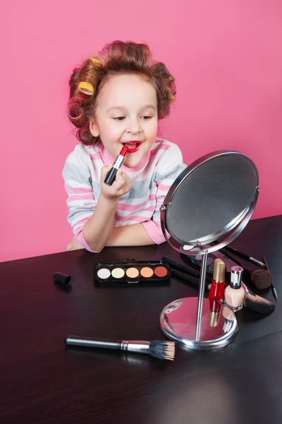 Carino sorridente bambina con pennello trucco — Foto Stock