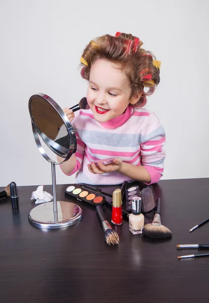 Linda niña sonriente con cepillo de maquillaje —  Fotos de Stock