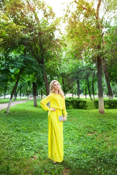 Vacker ung blond kvinna i en klänning som är utomhus — Stock fotografie